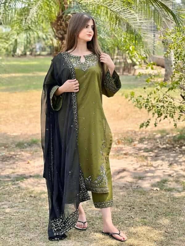 524731694_737345995714022_2697943555592322632_n Ezzah 3Pc Lawn Embroidered - Image 1